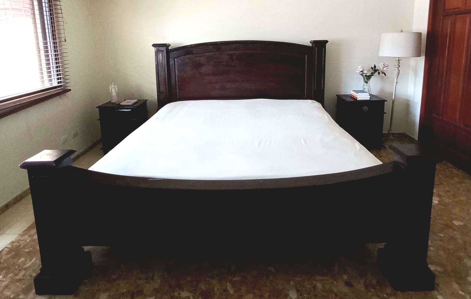 muebles y colchones - Cama King de Caoba en oportunidad  2