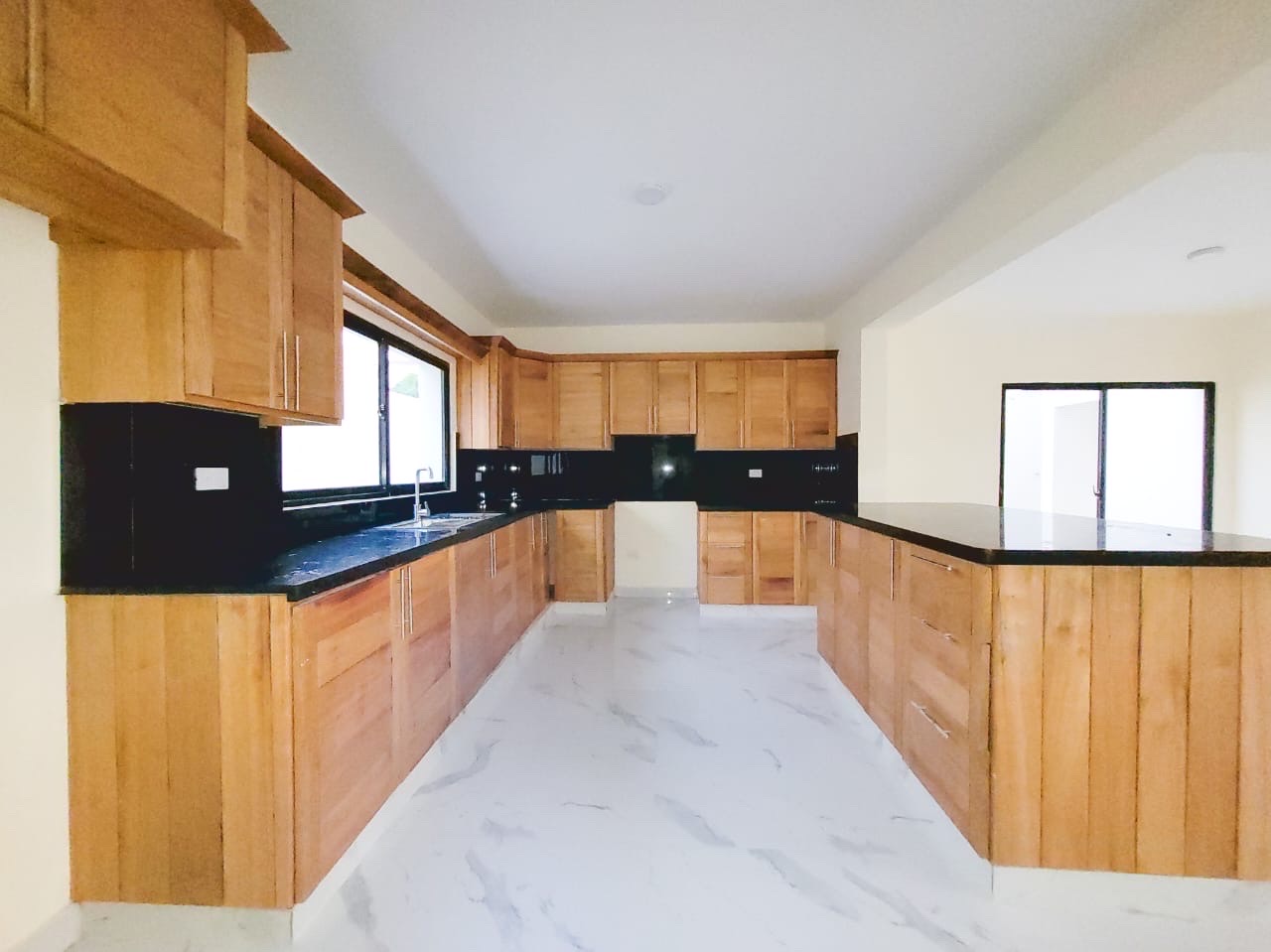 casas - venta de casa con piscina en la autopista de san isidro prado oriental  1