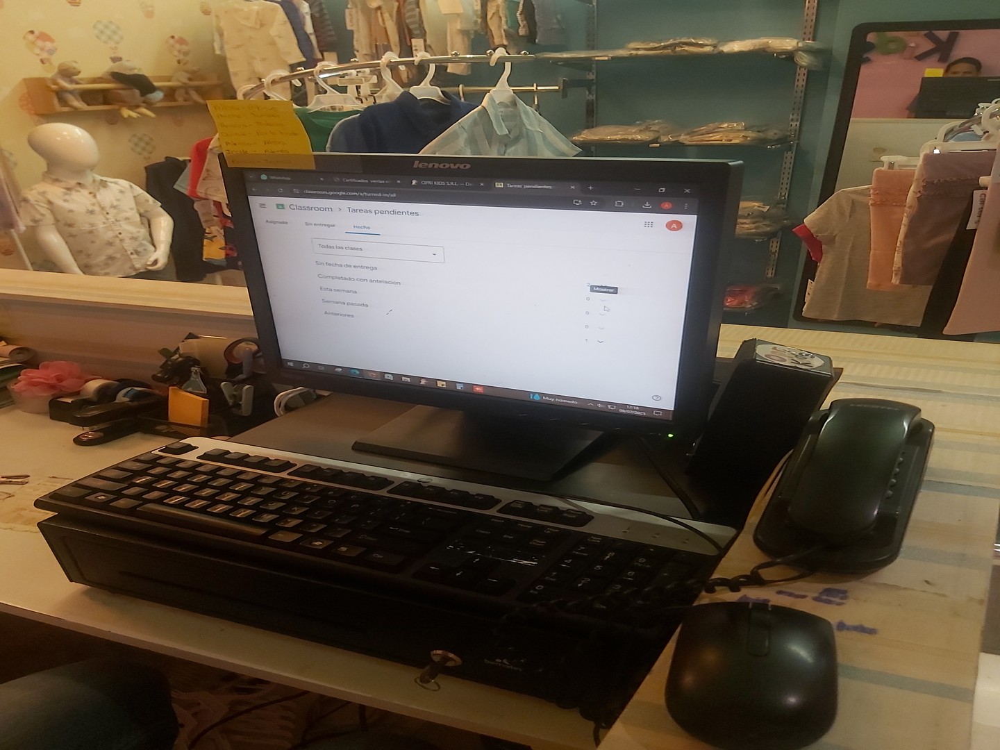 oficinas y locales comerciales - Traspaso tienda de ropa de niños por motivo de viaje Con todo!  5