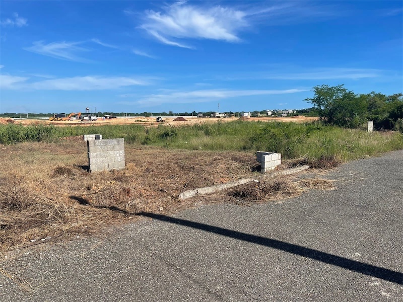 solares y terrenos - Venta de solares en la autopista de san Isidro residencial María mercedes 0