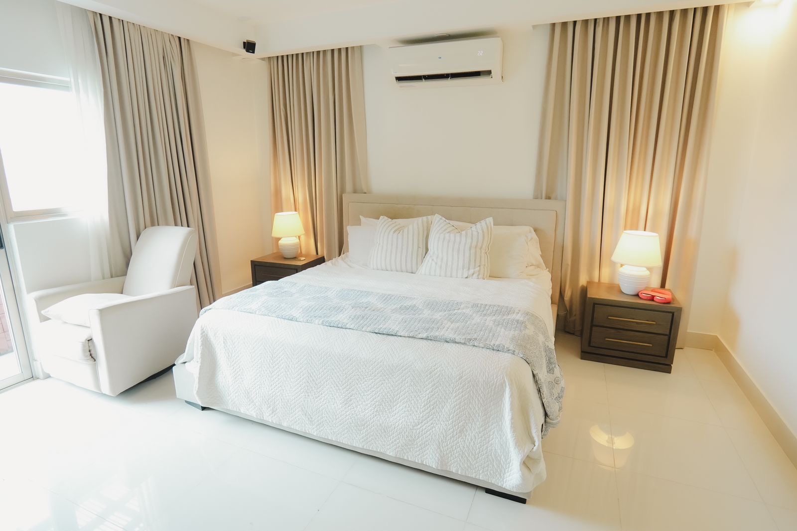 muebles y colchones - CAMA KING SIZE CON MESA DE NOCHE Y COLCHON 0