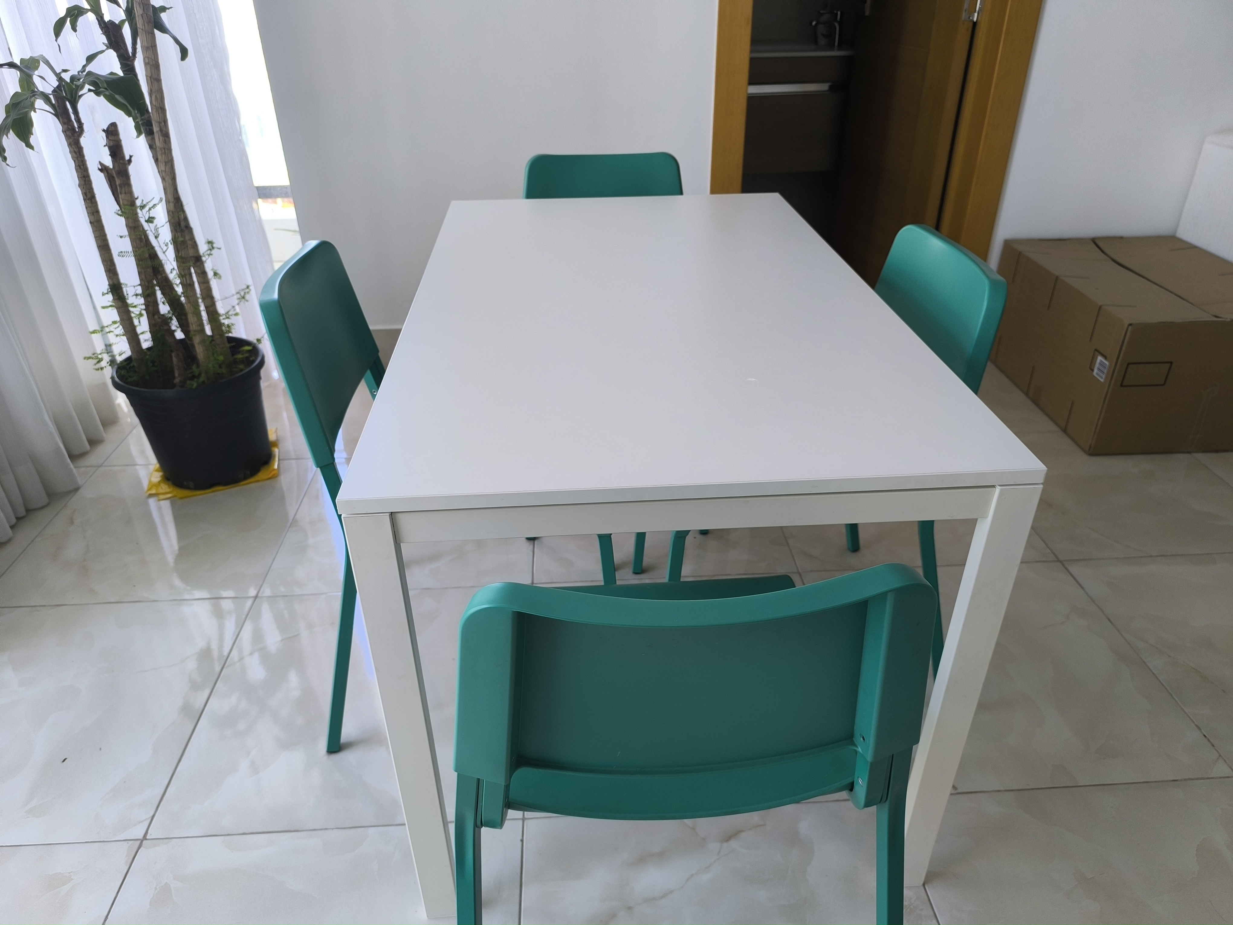 muebles y colchones - Mesa comedor blanca con 4 sillas  2