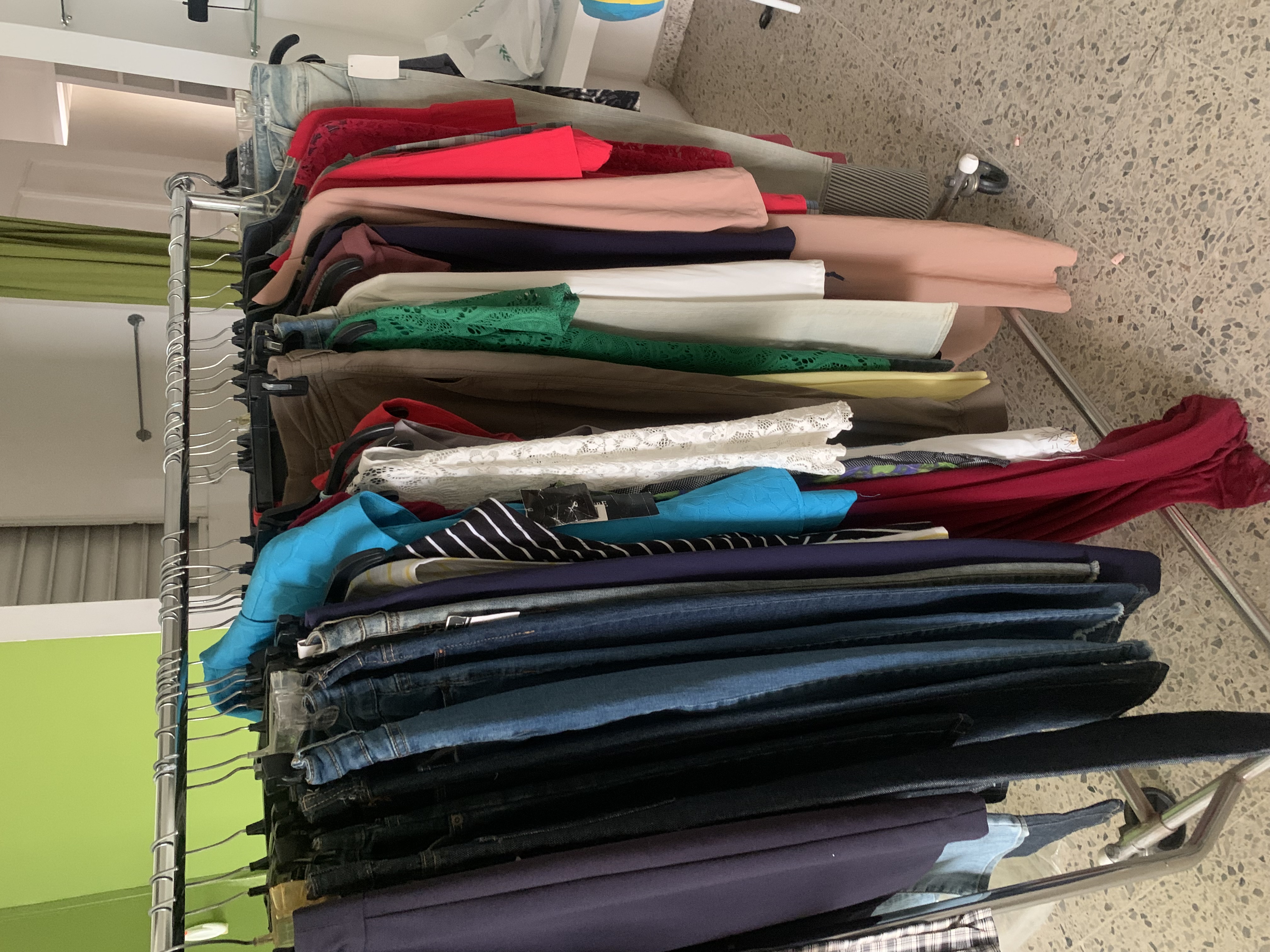 ropa para mujer - Rack de ruedas con mercancías  1