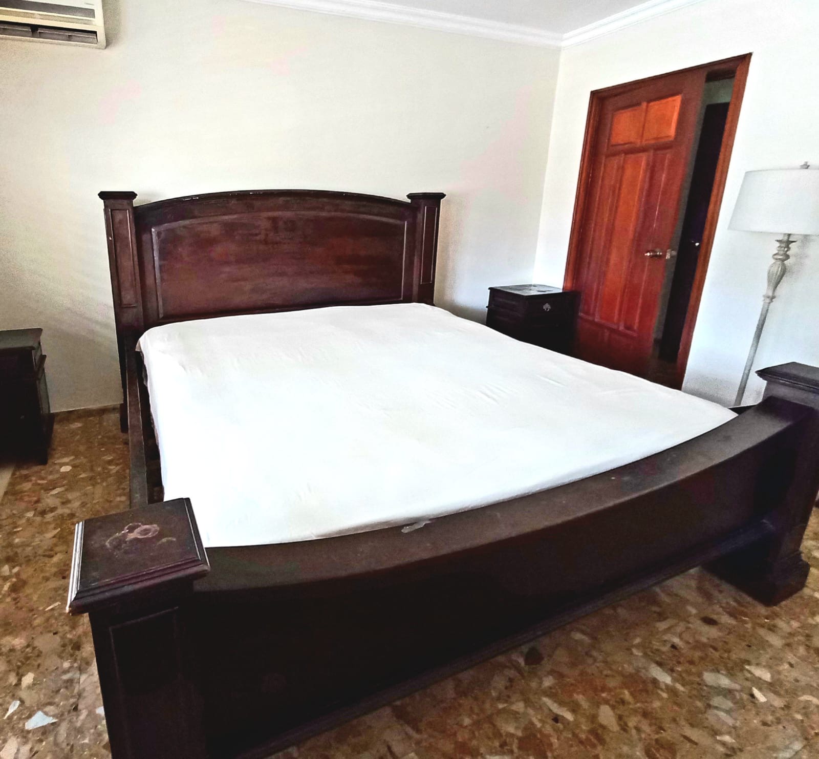 muebles y colchones - Cama King de Caoba en oportunidad  3
