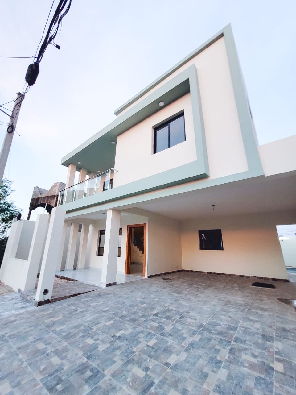 casas - venta de casa con piscina en la autopista de san isidro prado oriental  2