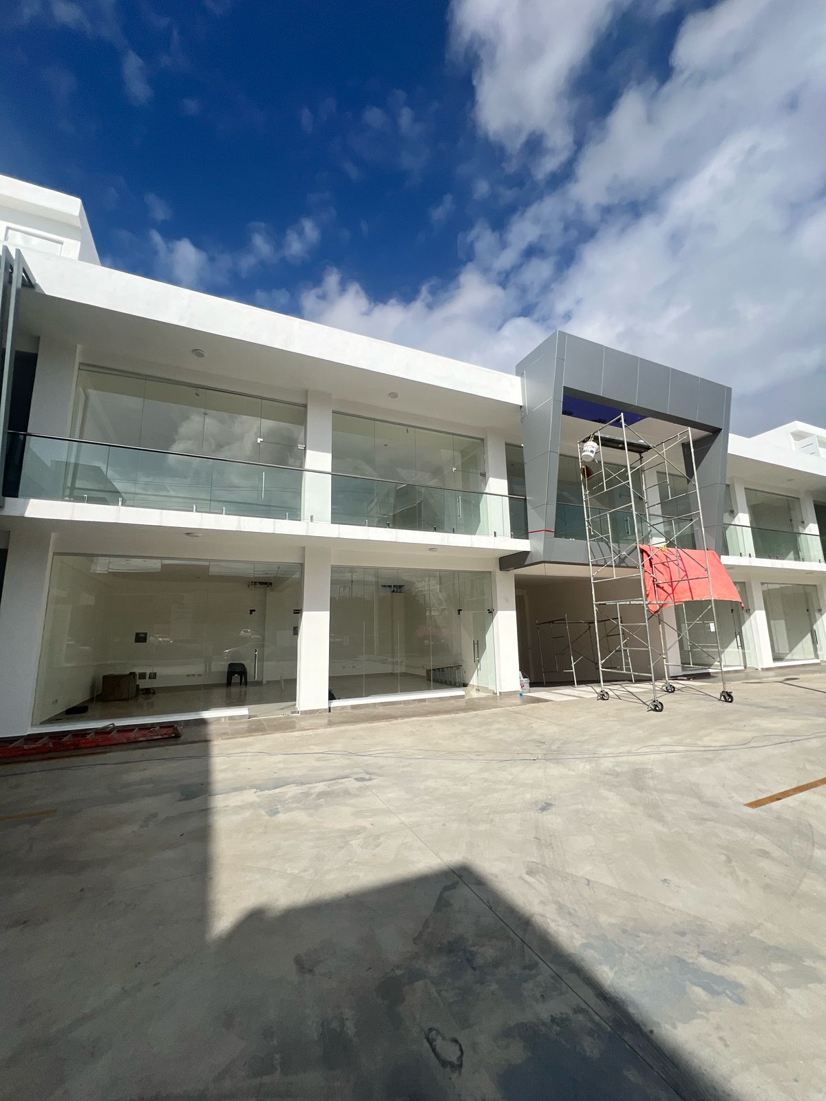 oficinas y locales comerciales - Locales en Villa Carmen Av. Charles de Gaulle  8