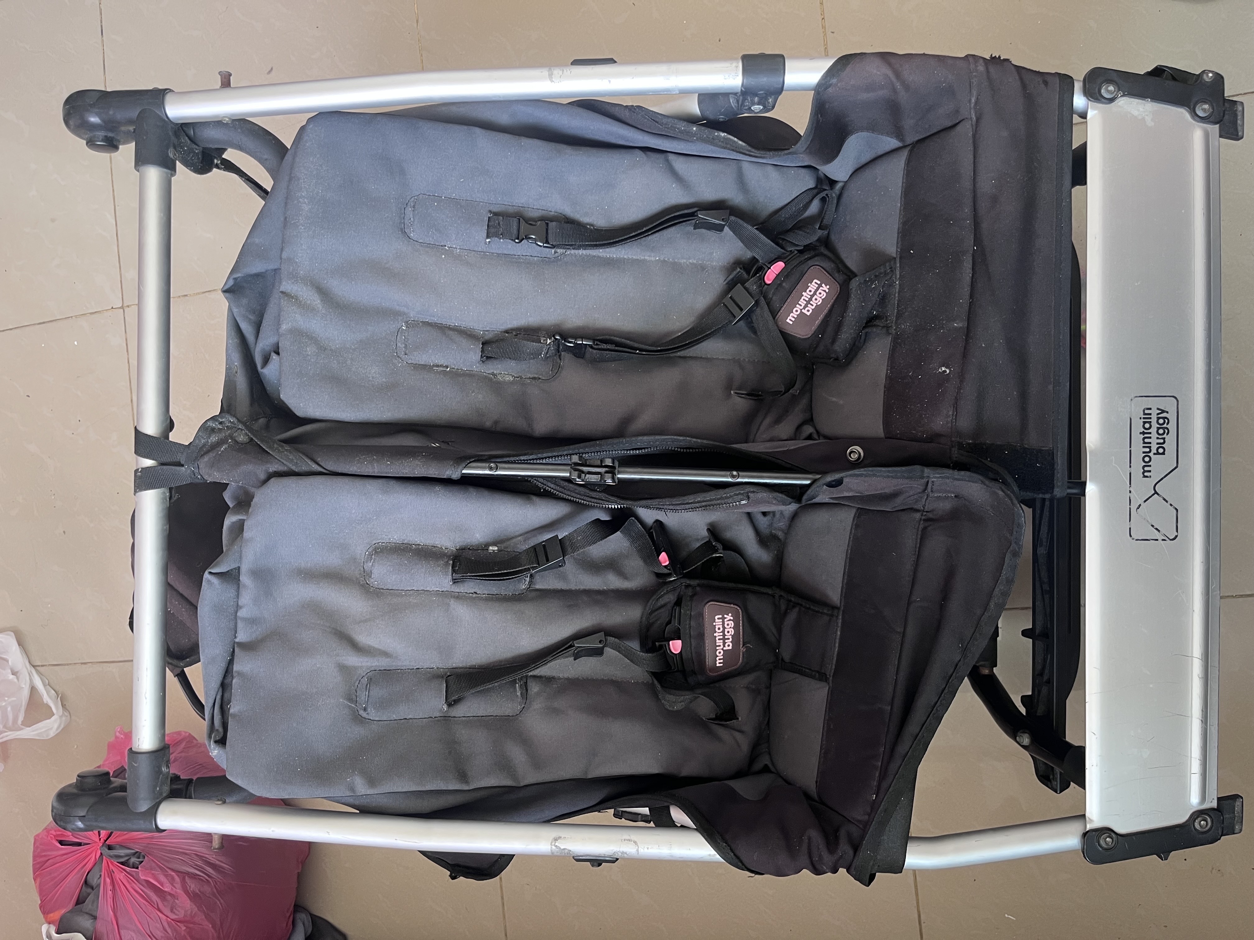 coches y sillas - Vendo coche doble marca Mountain Buggy como nuevo.  3