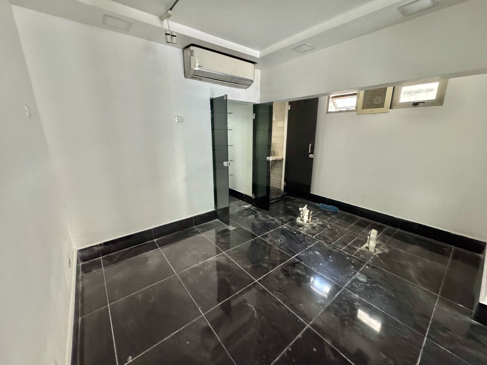 oficinas y locales comerciales - Local Comercial en Alquiler NACO USD 2,000.00  4