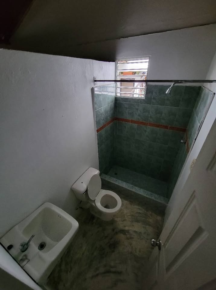 casas - Casa de 3 habitaciones y 1 baño, parte atrás. 3
