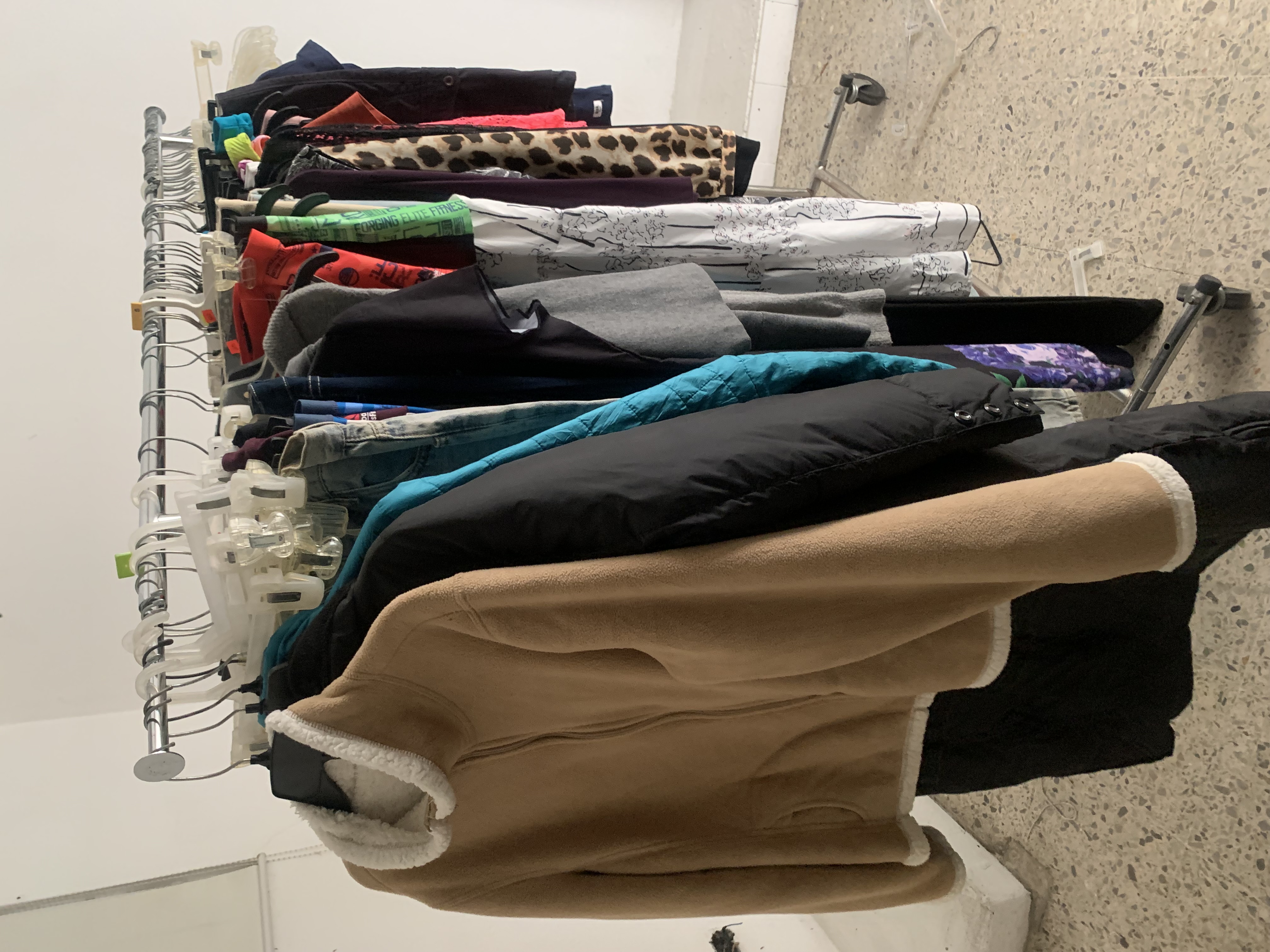 ropa para mujer - Rack de ruedas con mercancías  2