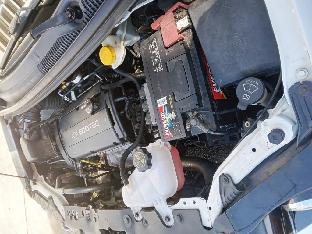 carros - Chevy Sonic LS Hatchback 2015 Manual 9