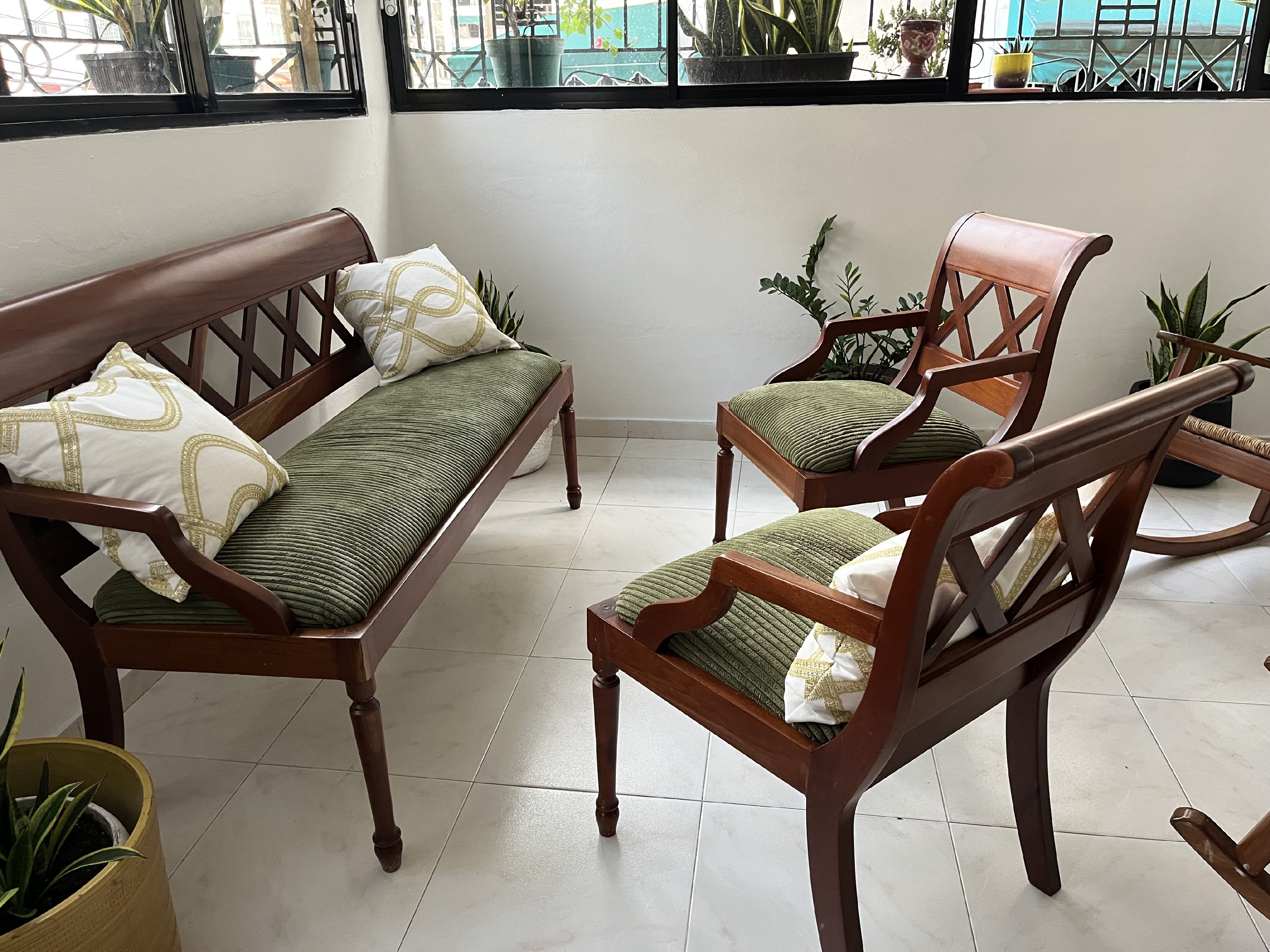 muebles y colchones - Vendo hermoso juego de muebles en Caoba  0