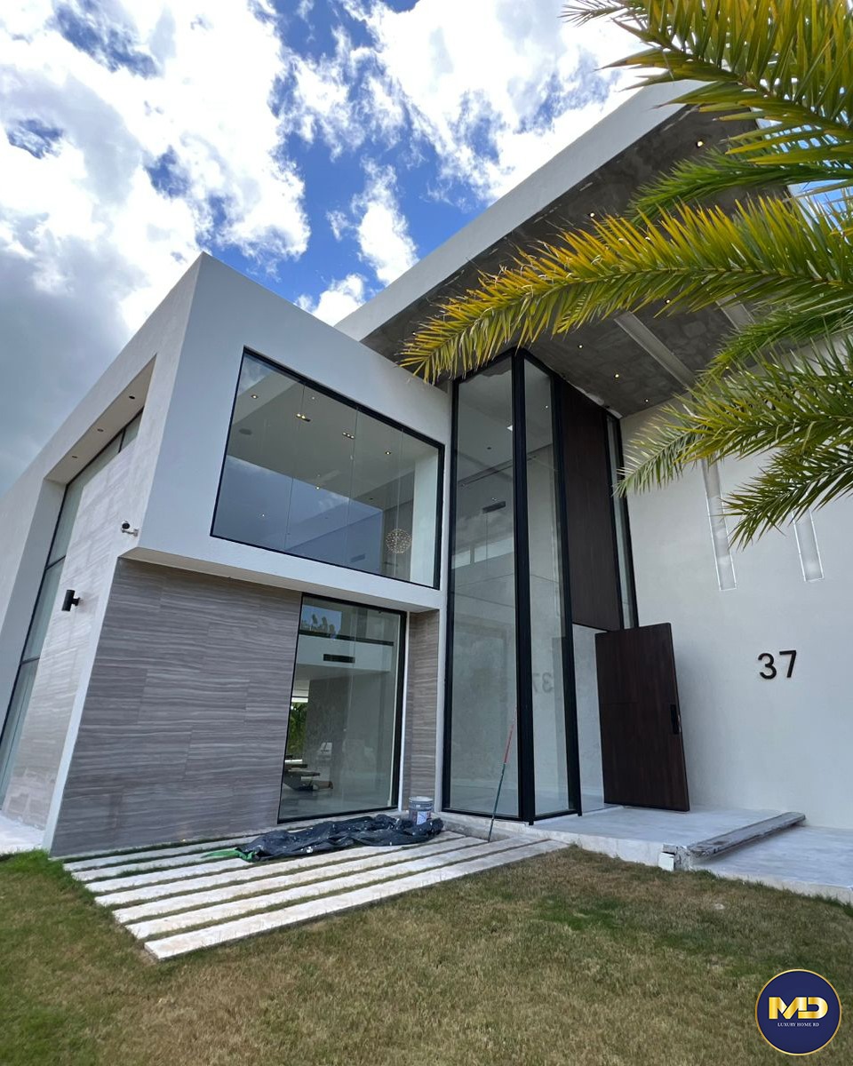 casas vacacionales y villas - Se Vende Villa, con Terraza, piscina y Jacuzzi ubicado en La Romana 1