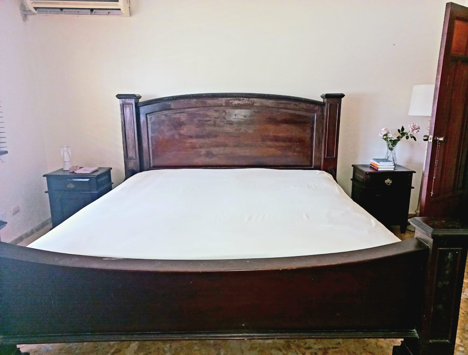 muebles y colchones - Cama King de Caoba en oportunidad  4
