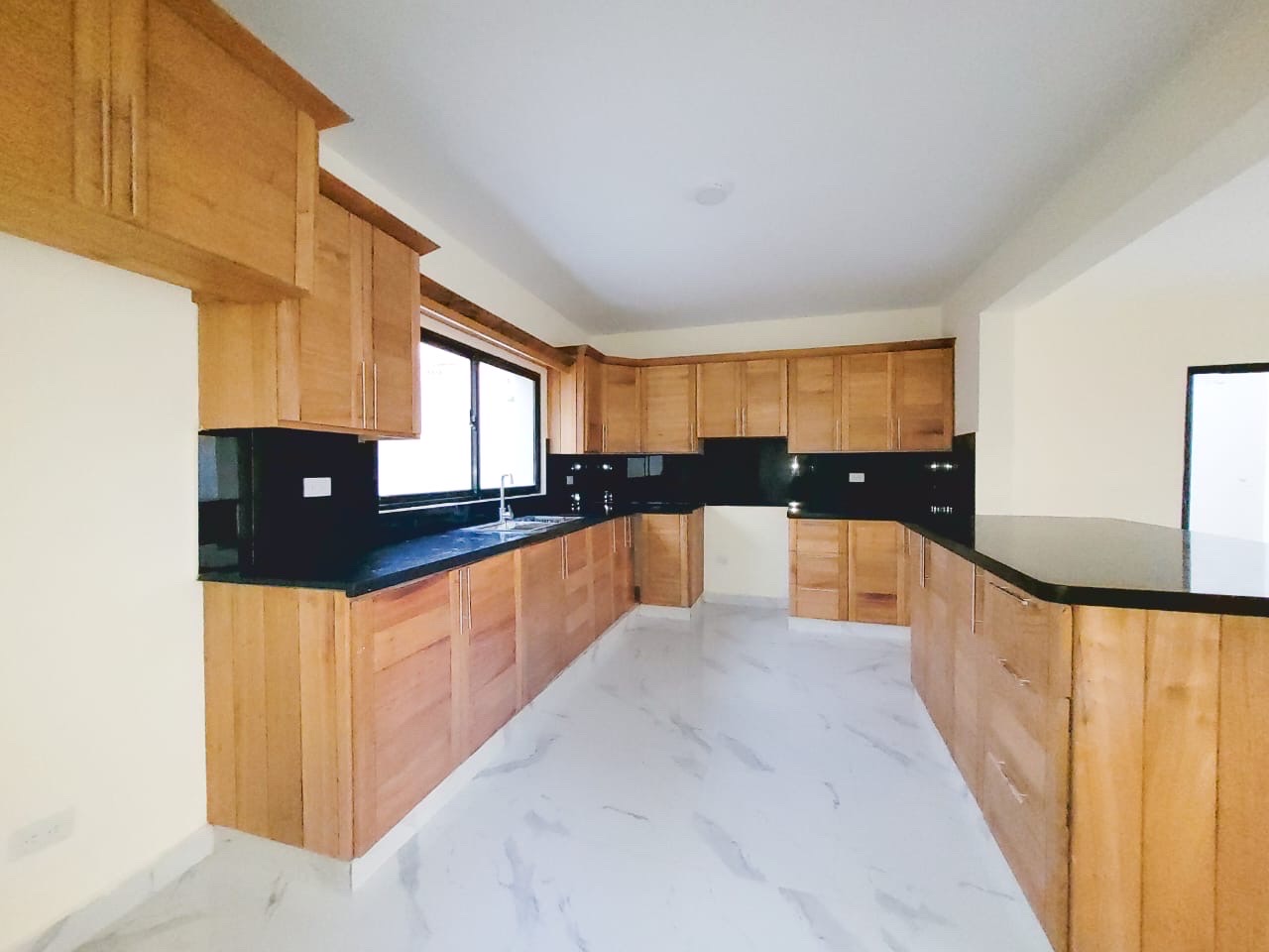 casas - venta de casa con piscina en la autopista de san isidro prado oriental  3