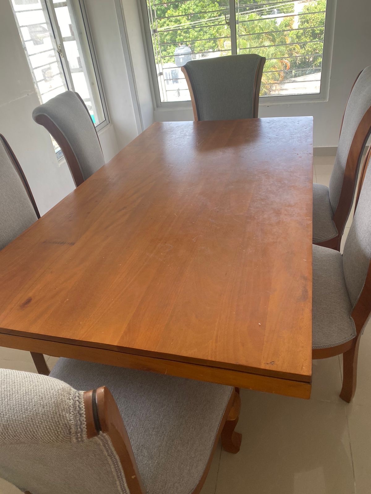 muebles y colchones - comedor en caoba de 6 sillas prácticamente nuevo, las sillas son cómodas  0