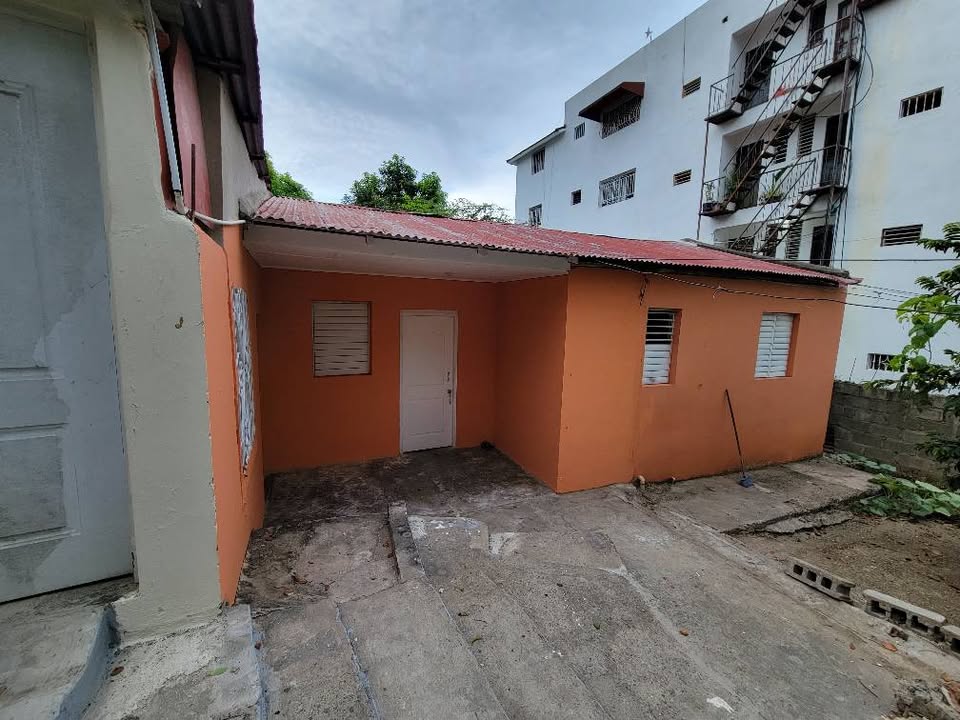 casas - Casa de 3 habitaciones y 1 baño, parte atrás.