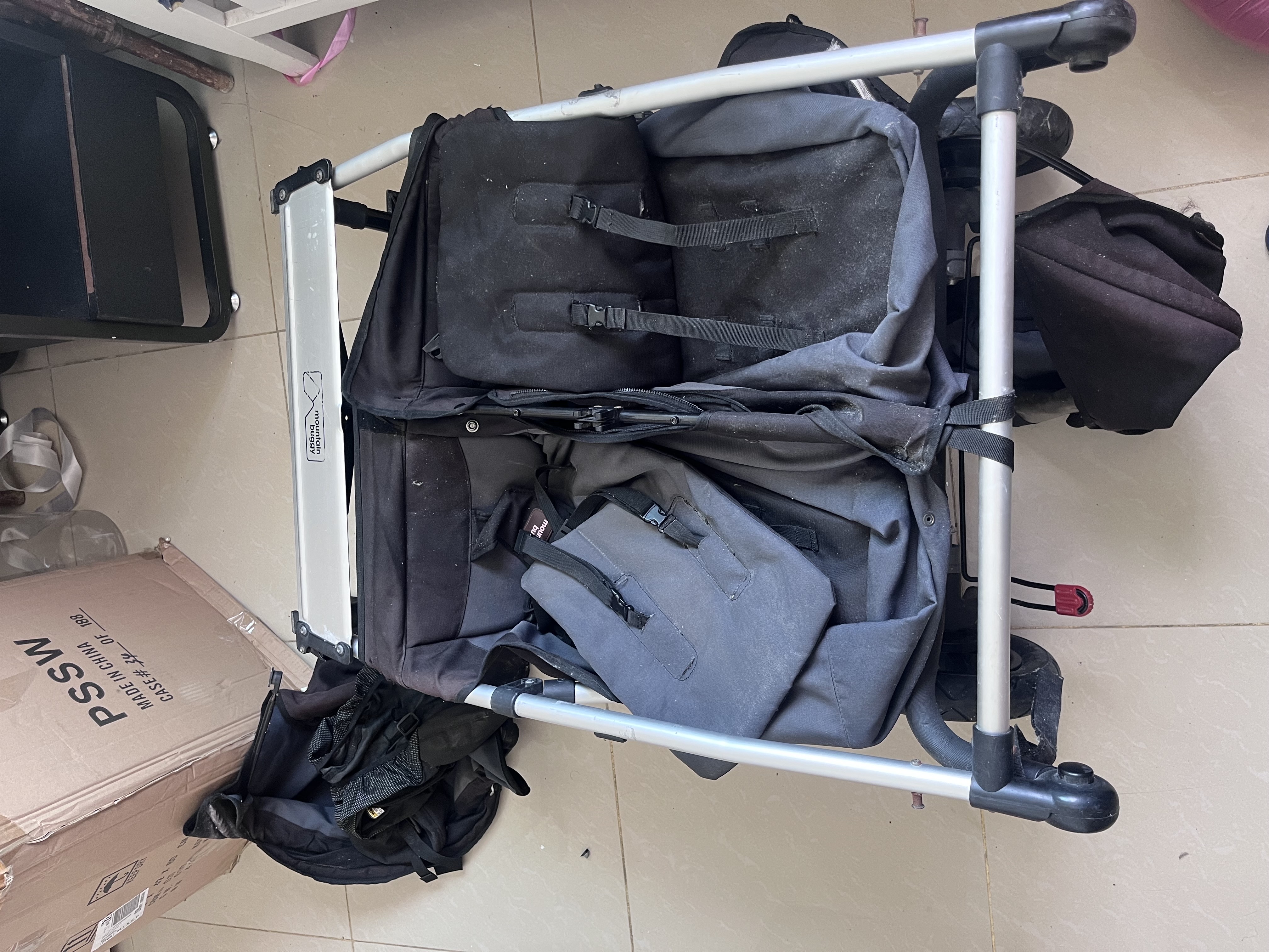 coches y sillas - Vendo coche doble marca Mountain Buggy como nuevo.  4