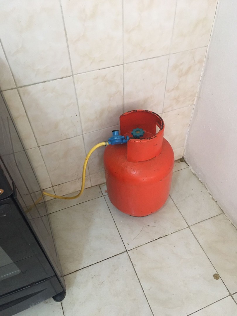 cocina - ESTUFA CON SU TANQUE DE GAS CON POCO USO. 1