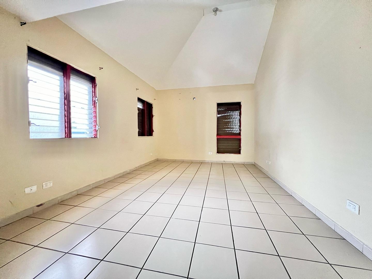 apartamentos - Amplio Apartamento en alquileren el Ens. Paraiso, consta de: 5