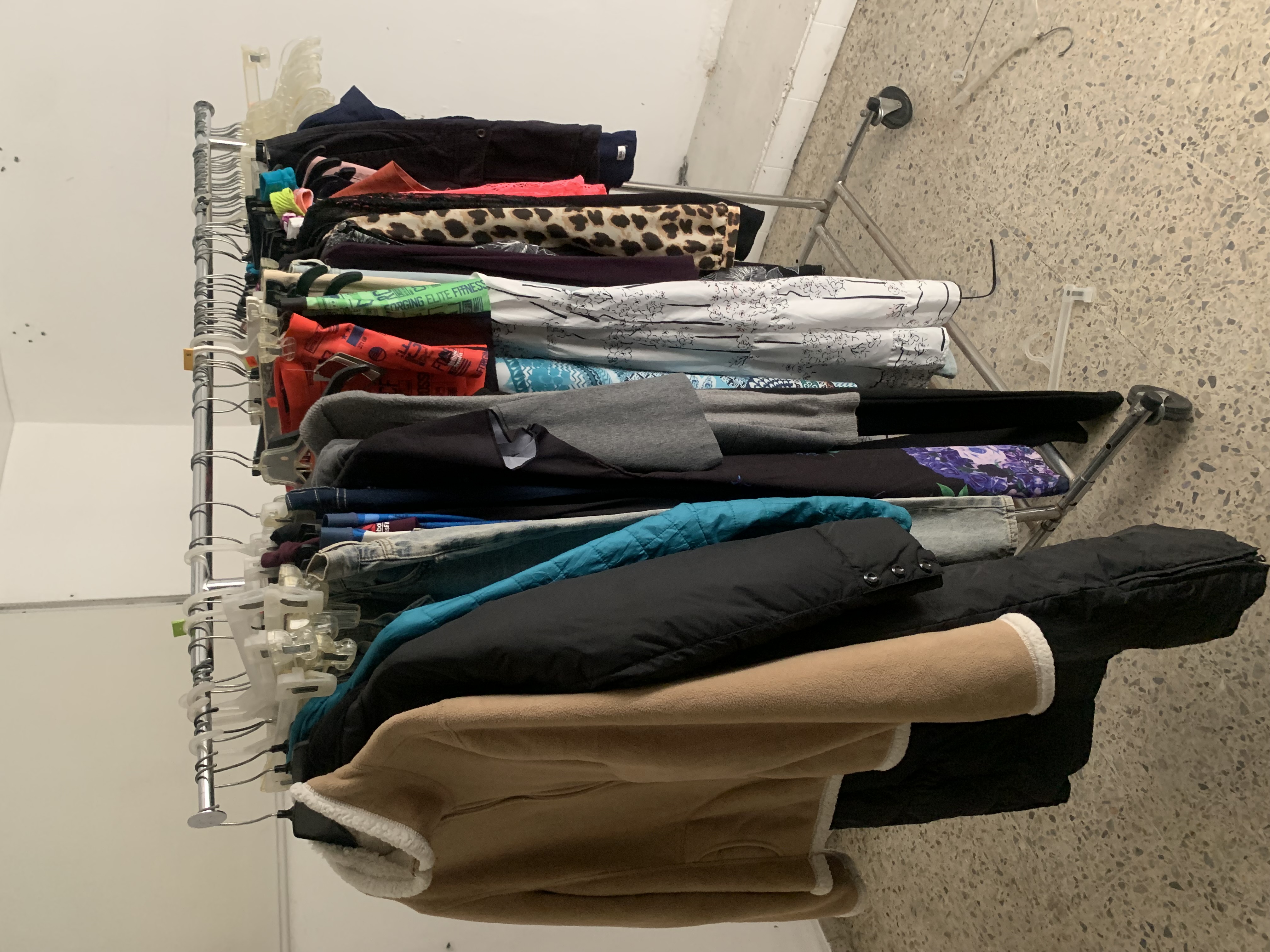 ropa para mujer - Rack de ruedas con mercancías  3