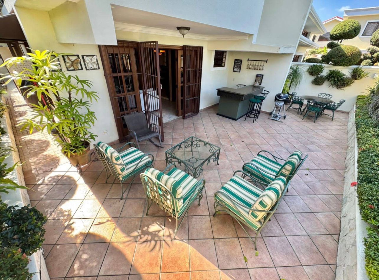 casas - Casa en Venta en las praderas con patio distrito N 8