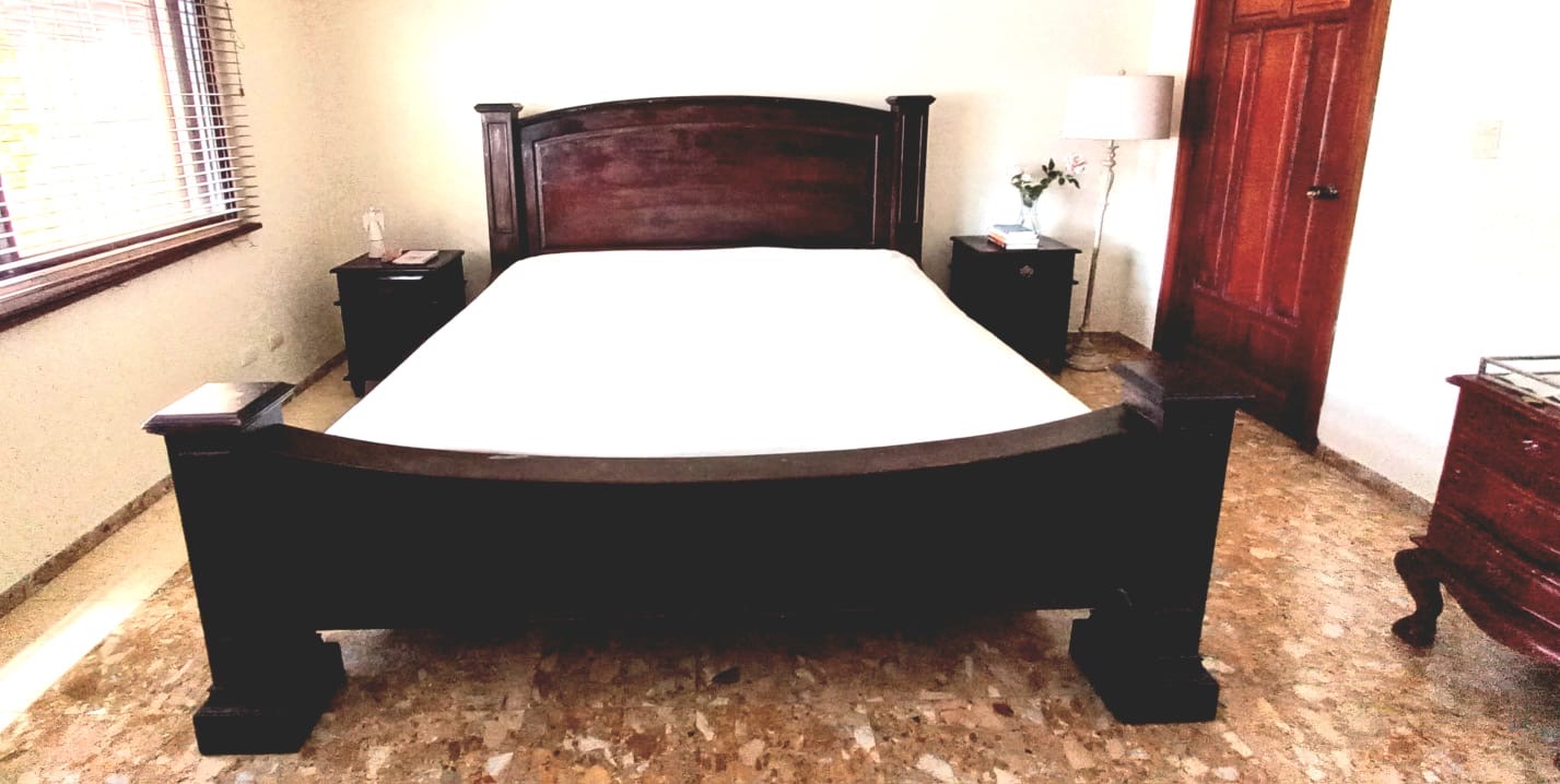 muebles y colchones - Cama King de Caoba en oportunidad  5
