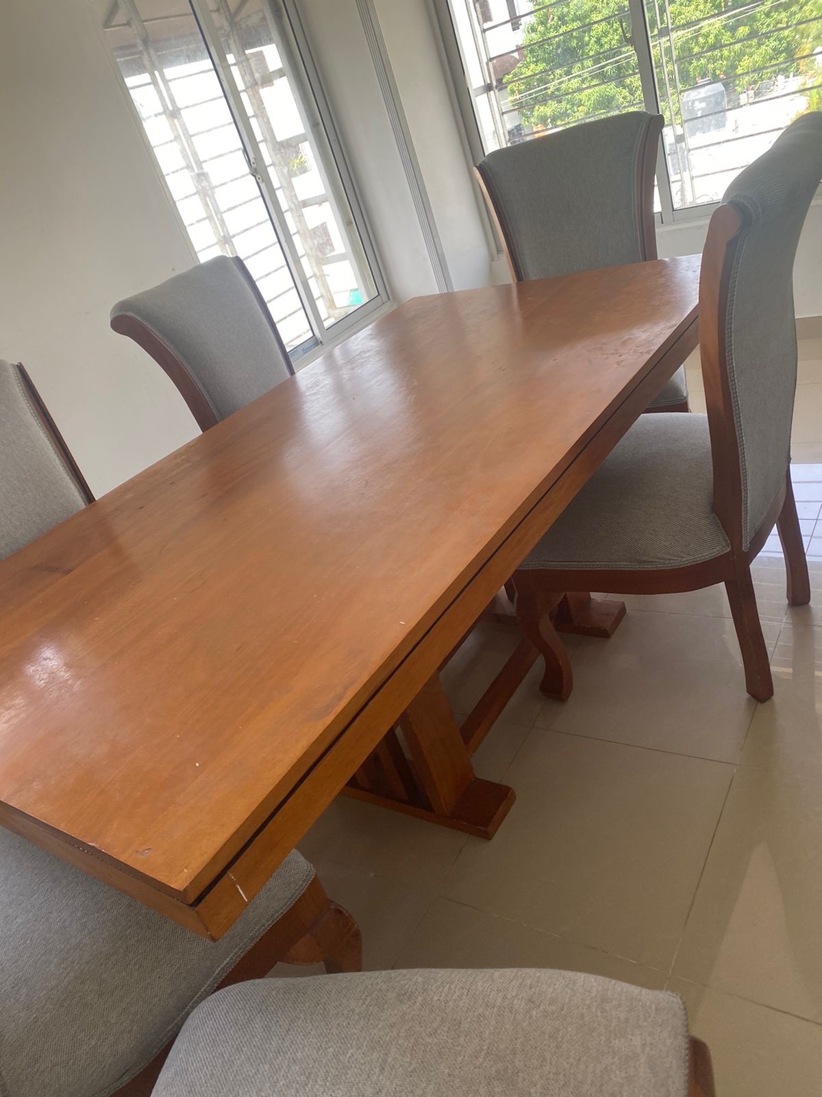 muebles y colchones - comedor en caoba de 6 sillas prácticamente nuevo, las sillas son cómodas  1