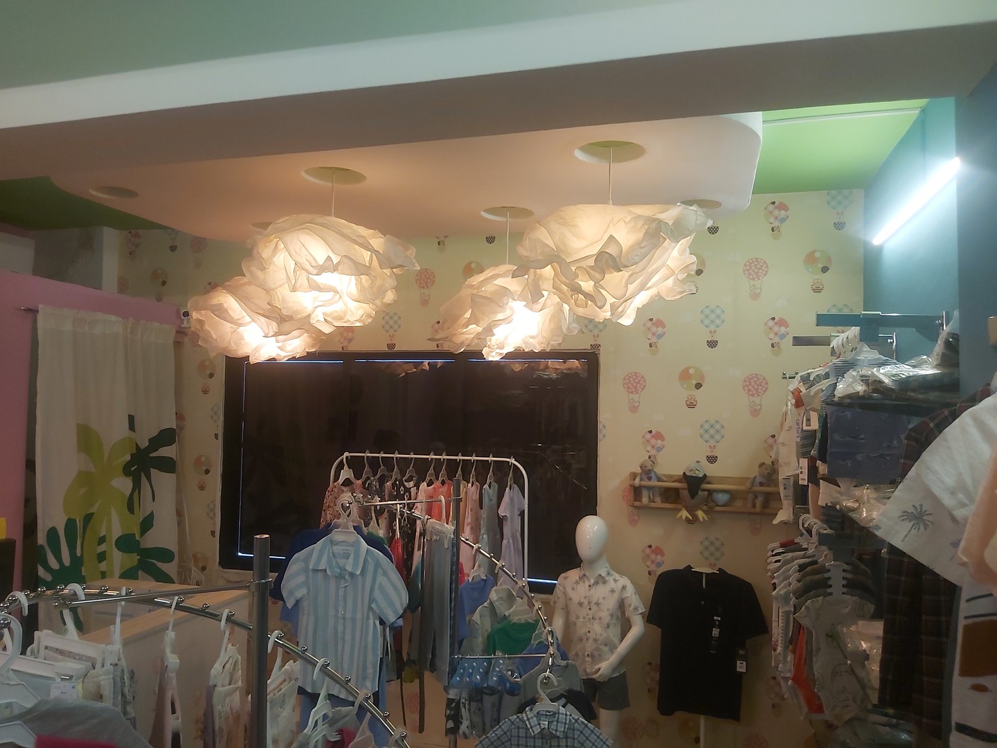 oficinas y locales comerciales - Traspaso tienda de ropa de niños por motivo de viaje Con todo!  8