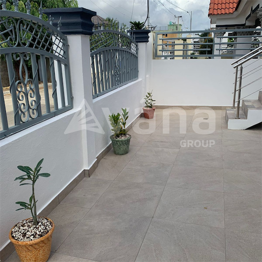 casas - Casa de venta de dos niveles en la zona sur de Santiago 0