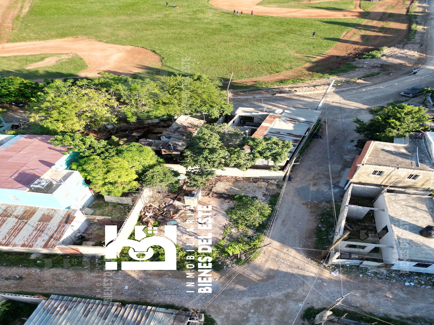 solares y terrenos - Se Vende Economico Terreno de Esquina en El Brisal 7