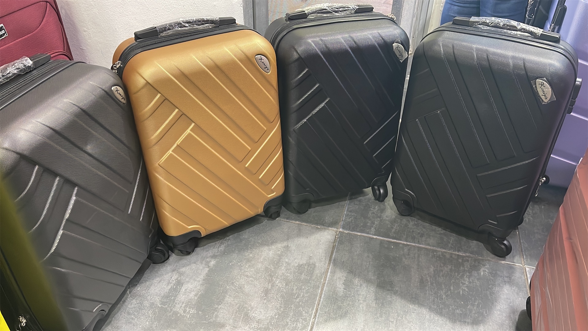 carteras y maletas - Maletas plásticas pequeñas de 20” , 21” y 22”. 1
