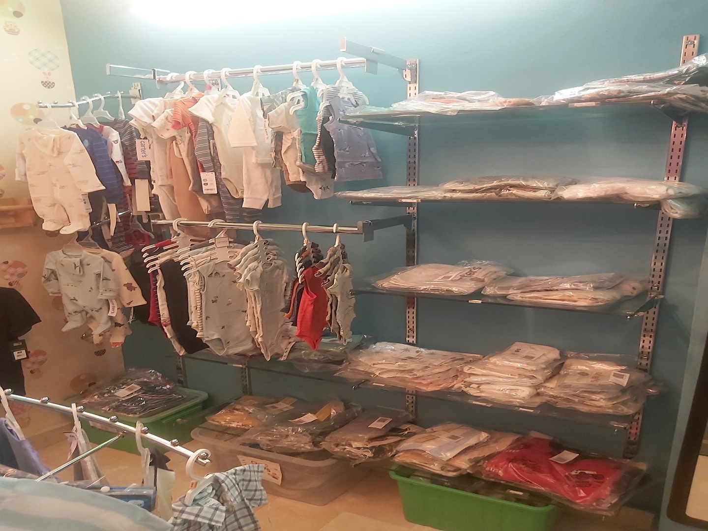 oficinas y locales comerciales - Traspaso tienda de ropa de niños por motivo de viaje Con todo!  9
