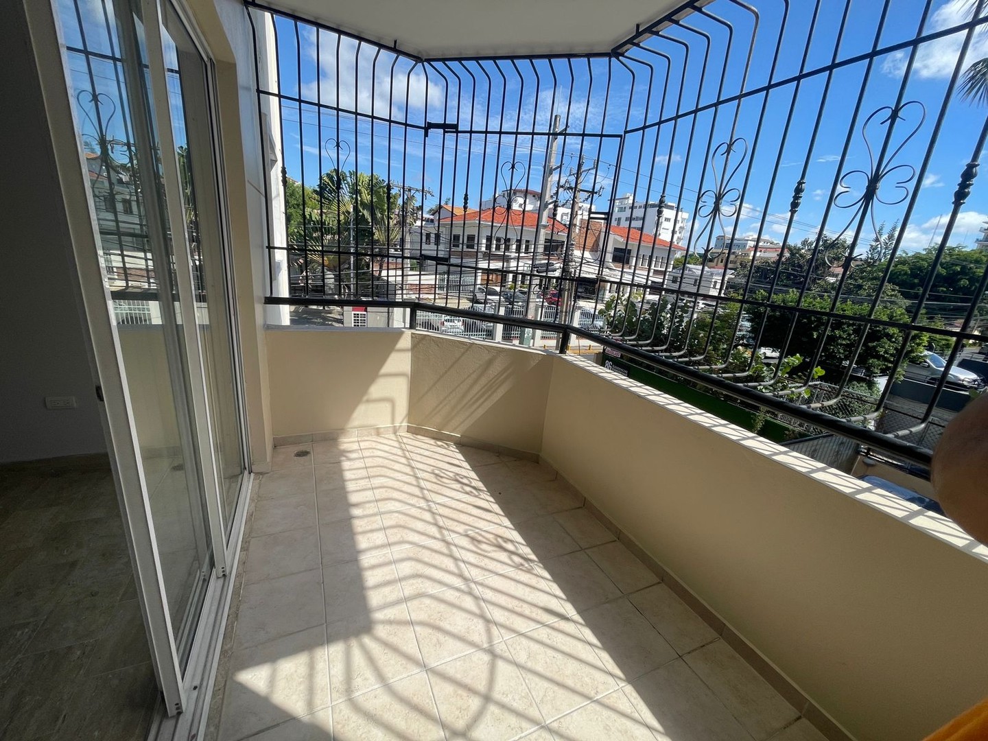 apartamentos - Alquilo apartamento clásico de 
113 mts2, piso 2: Arroyo Hondo
 1