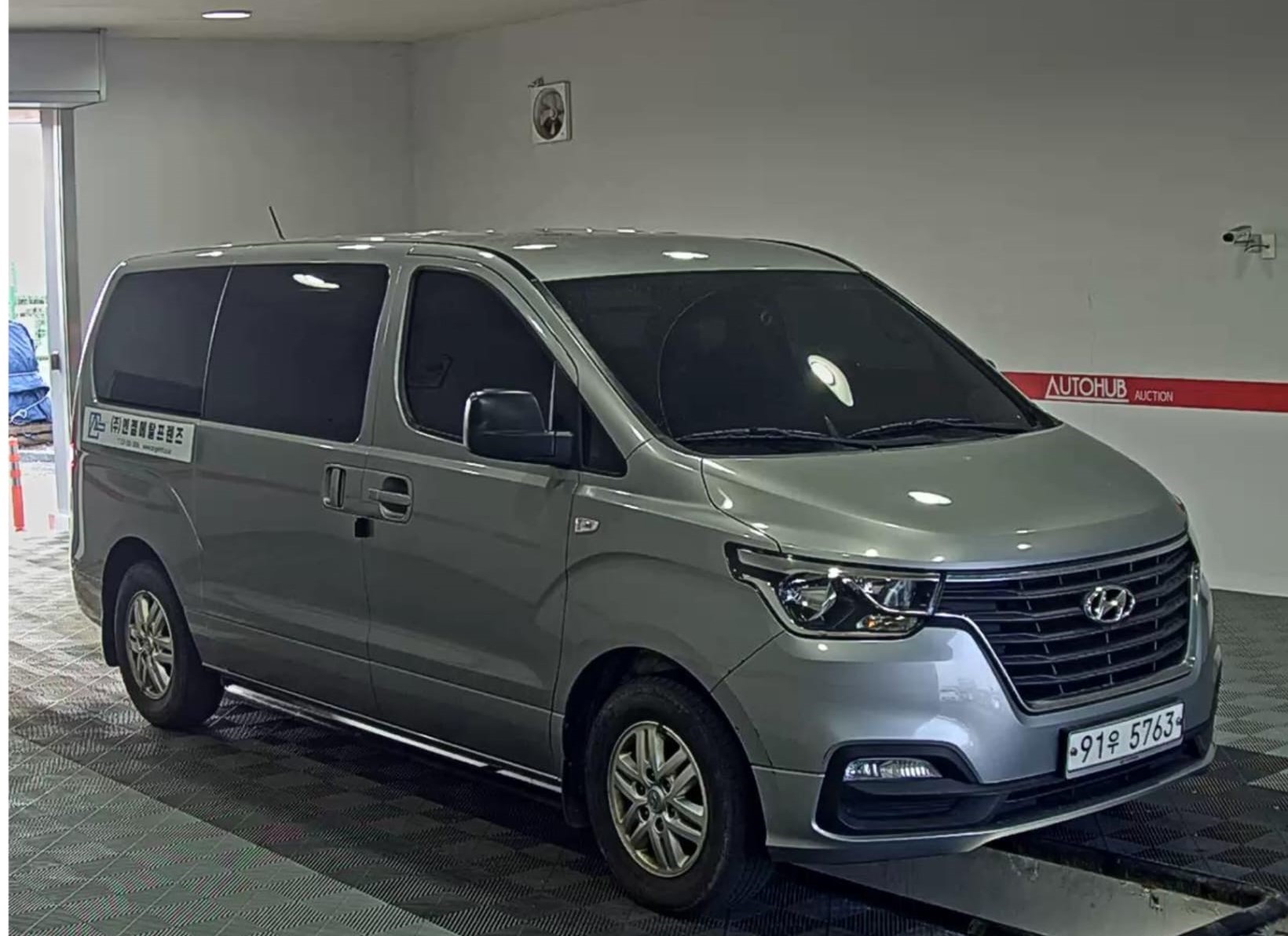 jeepetas y camionetas - HYUNDAI GRAND STAREX 2019 GRIS DIESEL 1