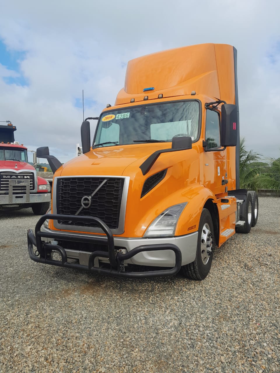 camiones y vehiculos pesados - VOLVO NVR AÑO 2019  4