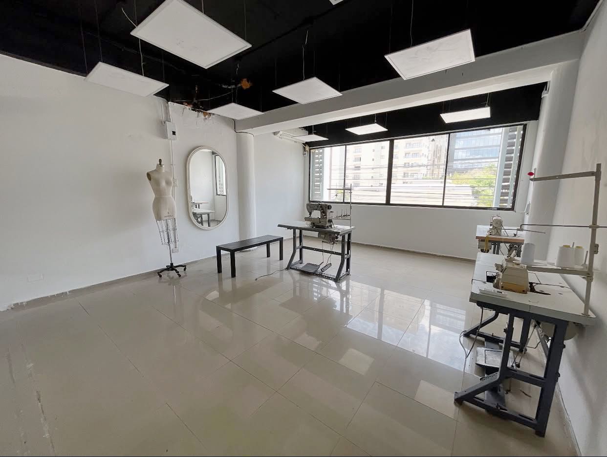 oficinas y locales comerciales - Local céntrico en Piantini 2