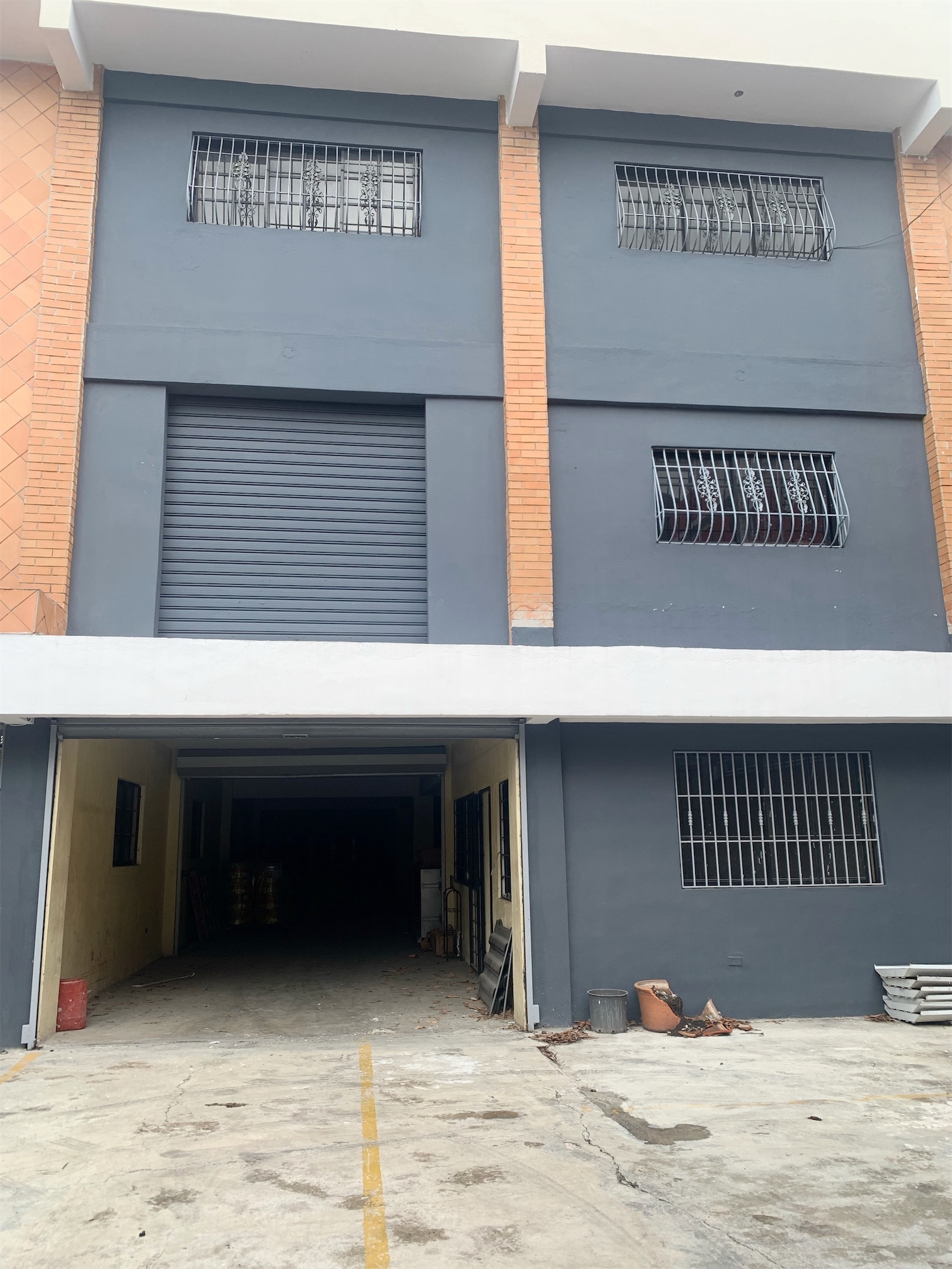 oficinas y locales comerciales - Local céntrico y amplio  4