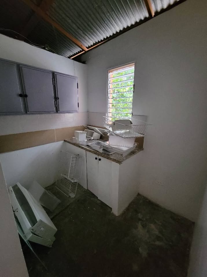 casas - Casa de 3 habitaciones y 1 baño, parte atrás. 4