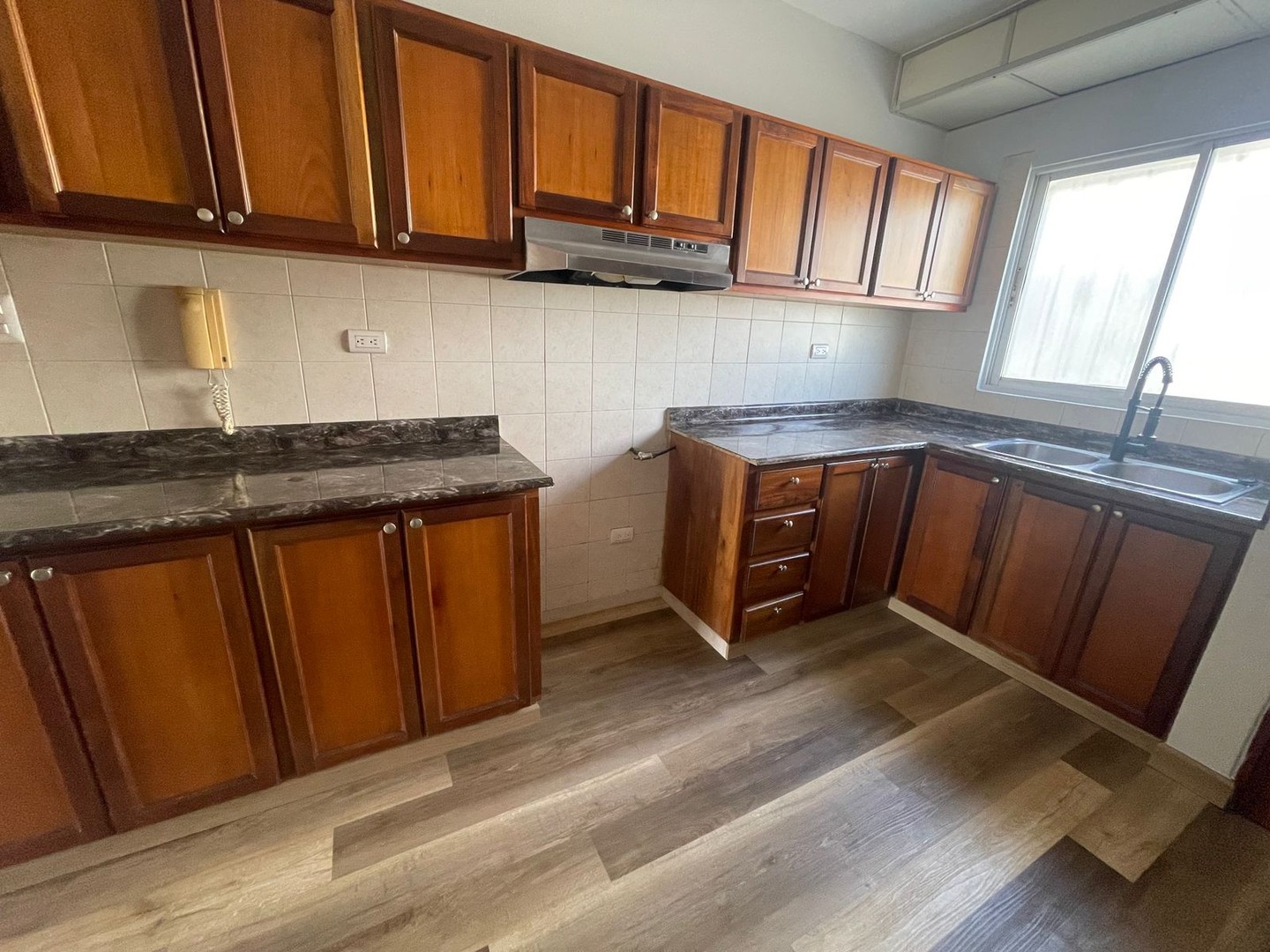 apartamentos - Alquilo apartamento clásico de 
113 mts2, piso 2: Arroyo Hondo
 3