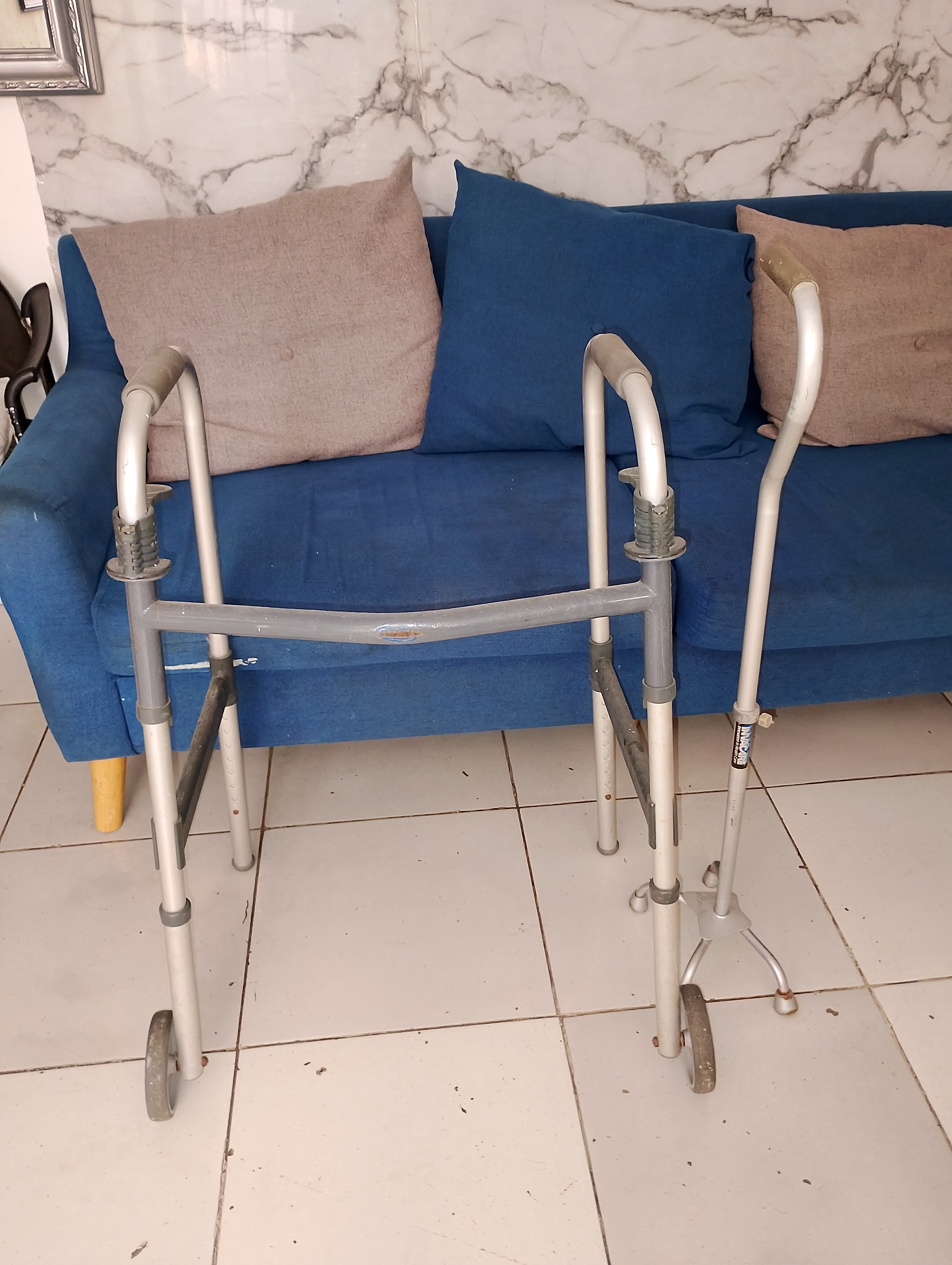 salud y belleza - caminador y baston los dos por $2,500. 0