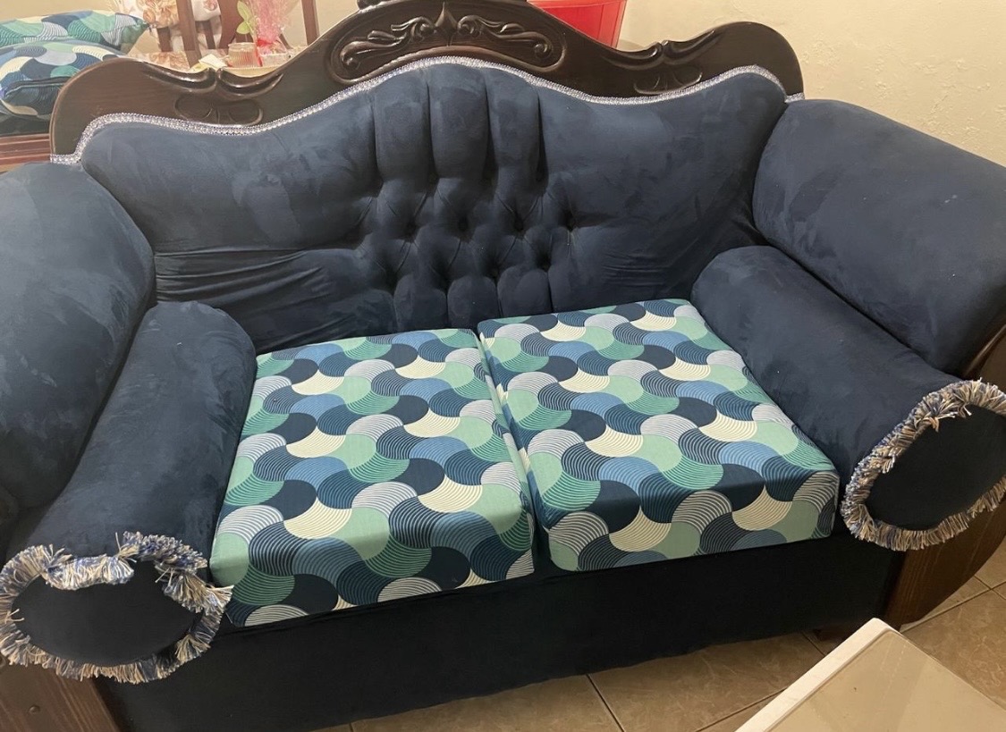 muebles y colchones - juego de mueble en caoba con mesa tope de cristal 25mil negociables  1