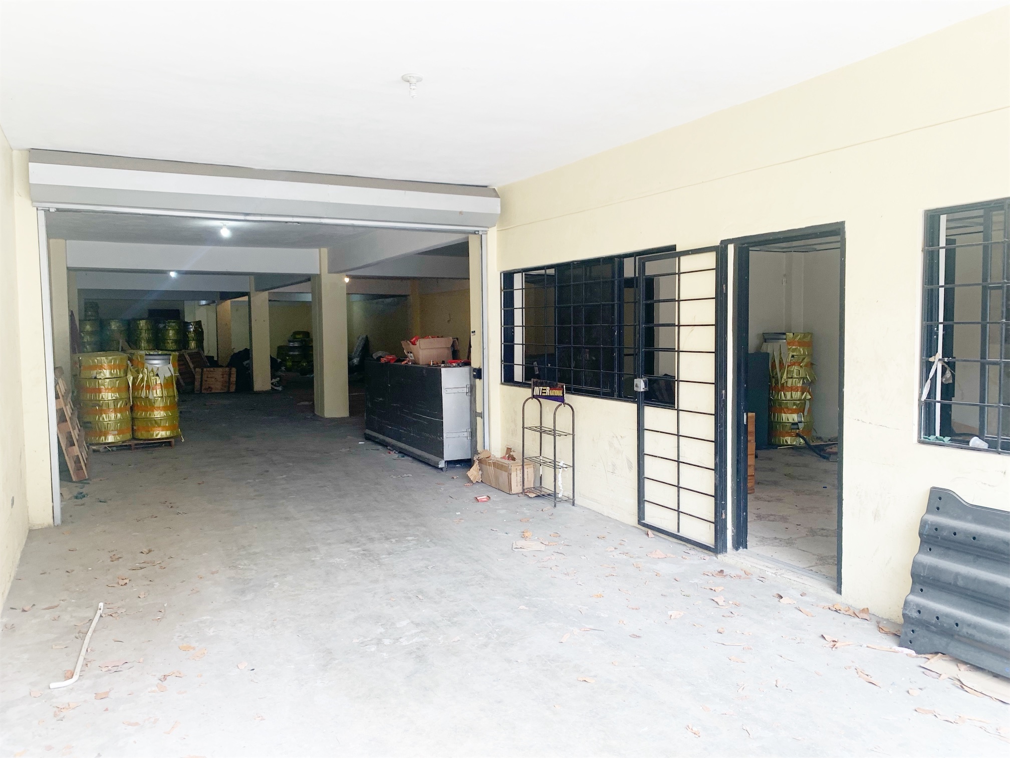 oficinas y locales comerciales - Local céntrico y amplio  5