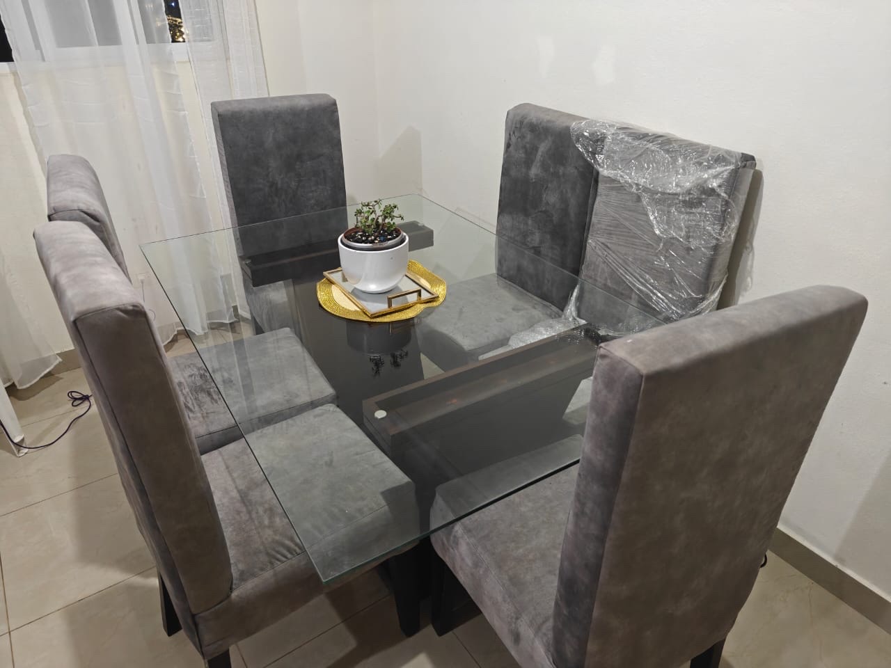 muebles y colchones - comedor de 6sillas de pino tratado en buen estado  1