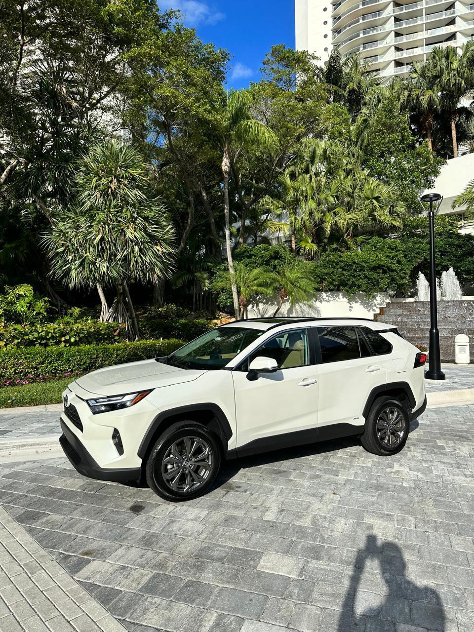 jeepetas y camionetas - TOYOTA RAV4 XLE PREMIUM HYBRID 2022 – VERSIÓN AMER 2