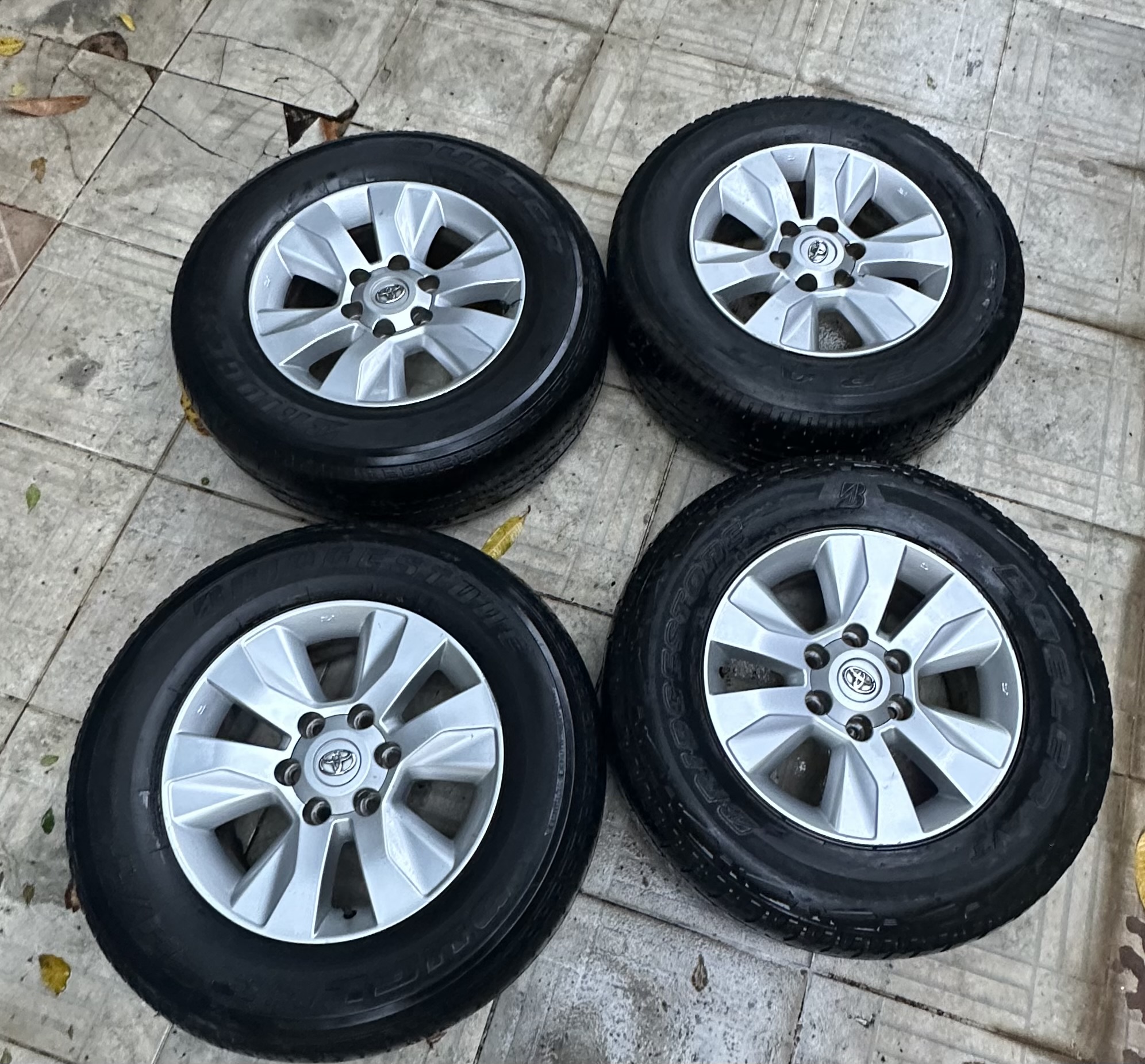 jeepetas y camionetas - Aros y gomas de Toyota Hilux 2020 original R17 0