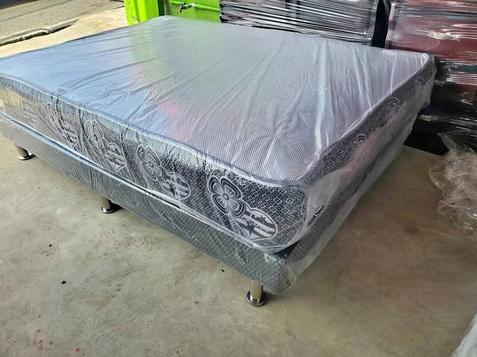 muebles y colchones - Base mas colchon de 54 y 60 pulgadas 0