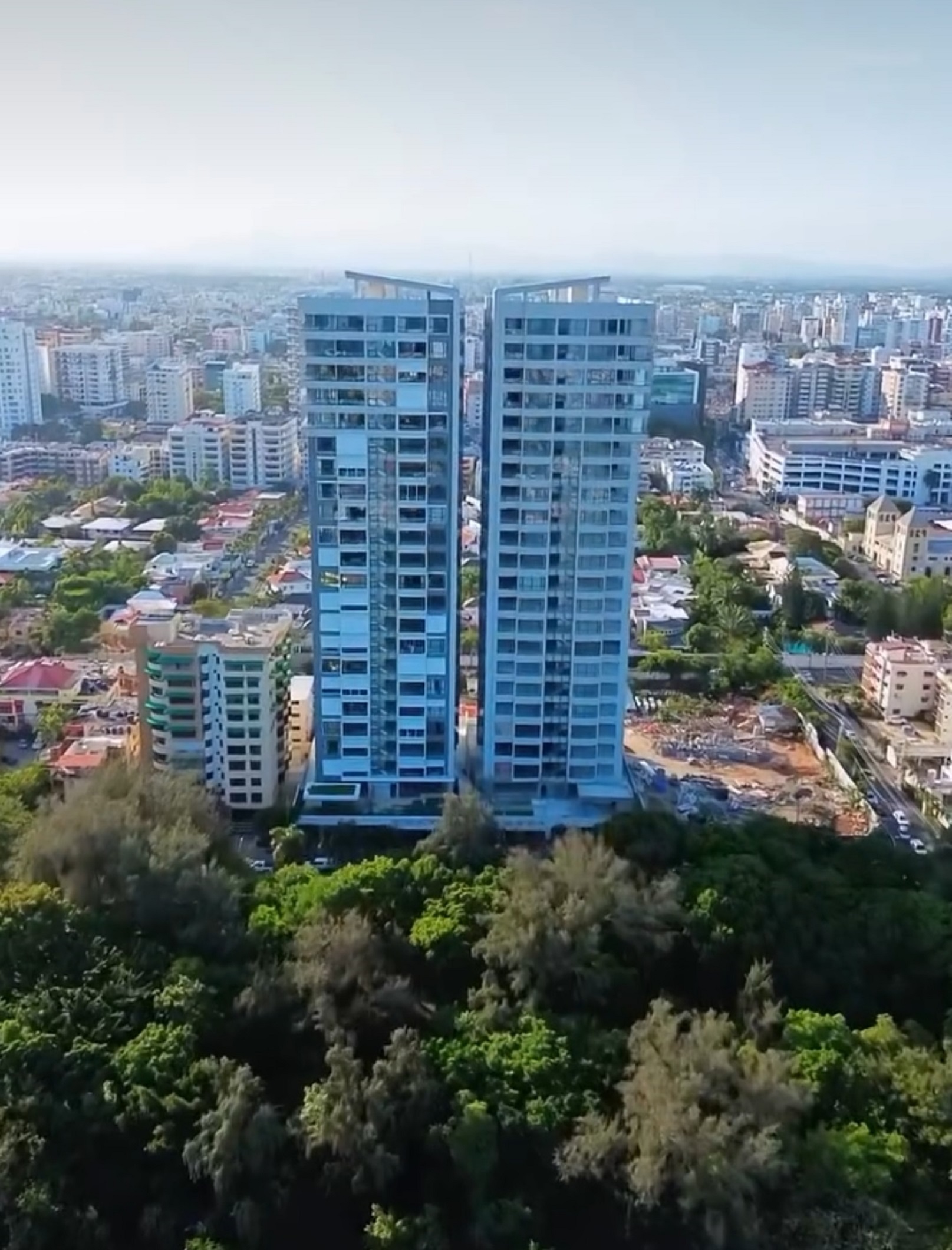 apartamentos - Apartamento Av. Anacaona Piso 22 4 parqueos 