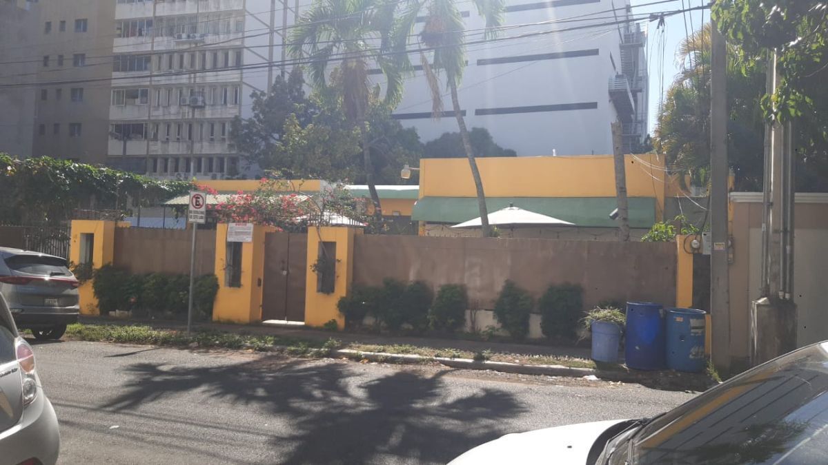 solares y terrenos - Solar en Naco de 1014 metros casi Tiradantes  5