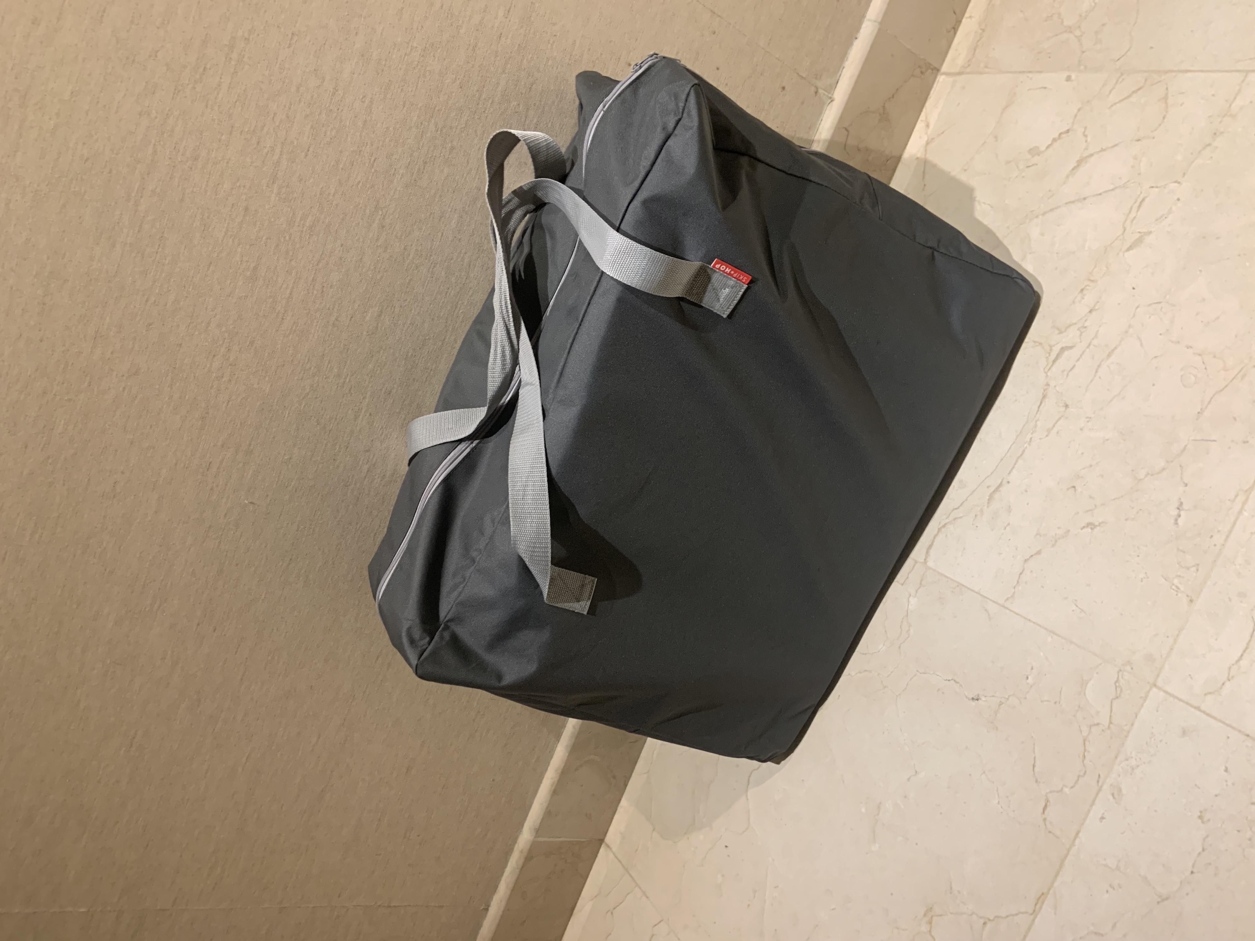 accesorios - Cuna Expandible para viaje . 
Marca Skip * Hop. 0